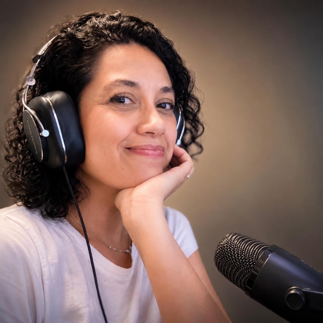 Vanessa Cabrera, con audífonos frente a su micrófono.